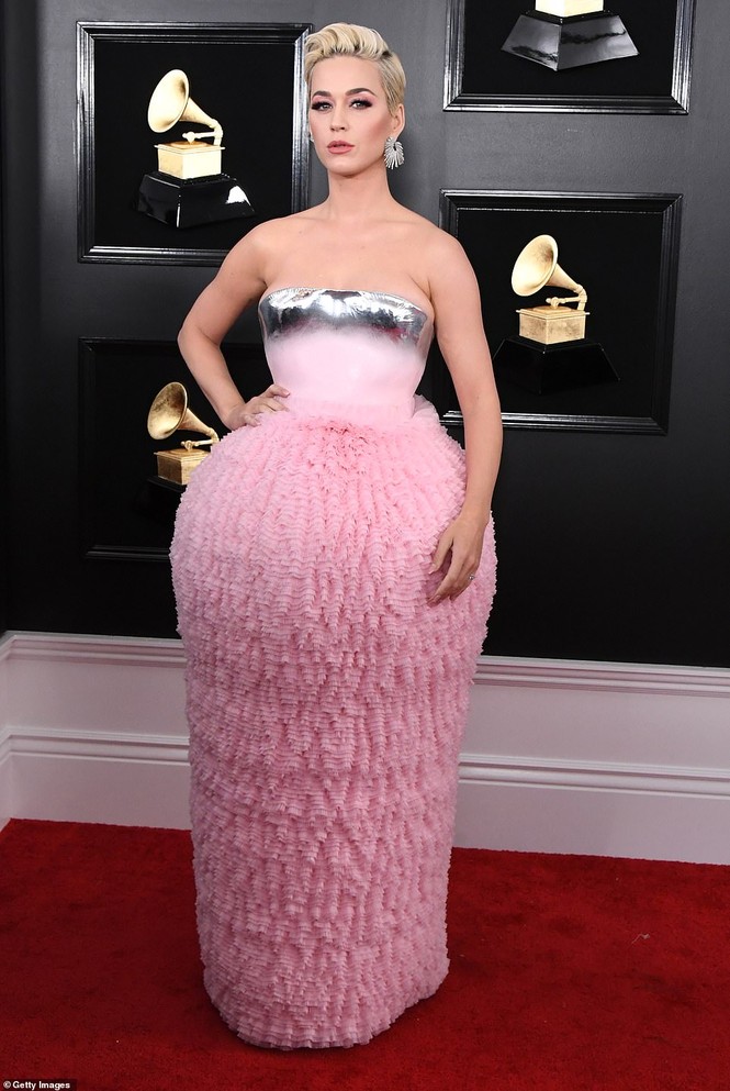 Thảm đỏ Grammy 2019: Miley Cyrus không nội y, Cardi B ‘độc - lạ' - ảnh 3