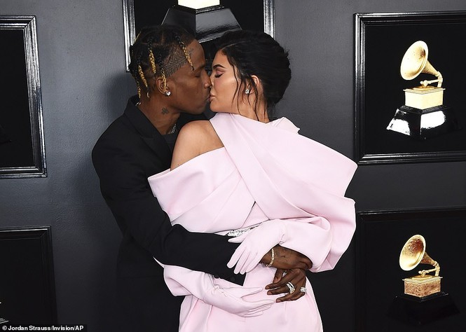 Thảm đỏ Grammy 2019: Miley Cyrus không nội y, Cardi B ‘độc - lạ' - ảnh 5