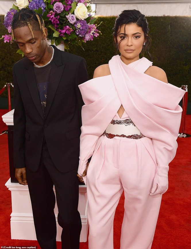 Thảm đỏ Grammy 2019: Miley Cyrus không nội y, Cardi B ‘độc - lạ' - ảnh 4