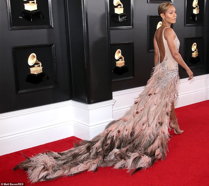 Thảm đỏ Grammy 2019: Miley Cyrus không nội y, Cardi B ‘độc - lạ' - ảnh 9