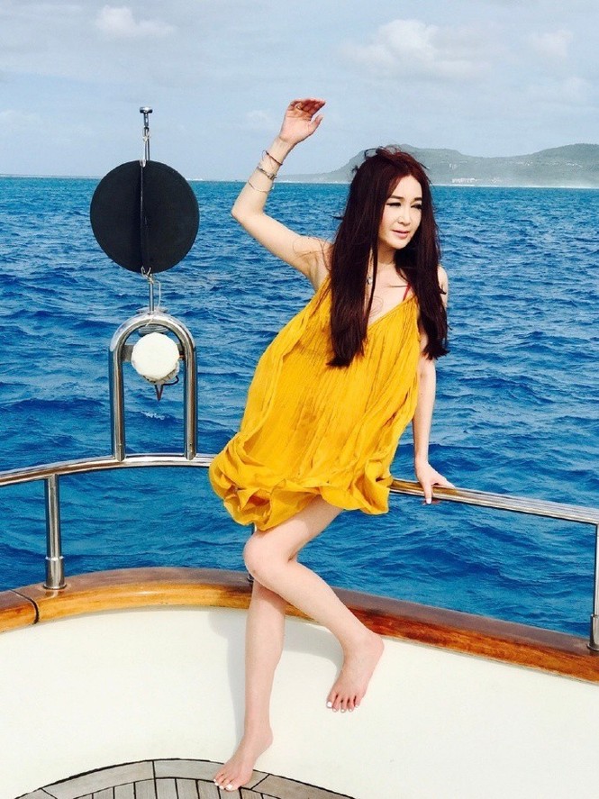 ‘Phan Kim Liên’ Ôn Bích Hà mặc bikini khoe body nuột nà ở tuổi 52 - ảnh 11