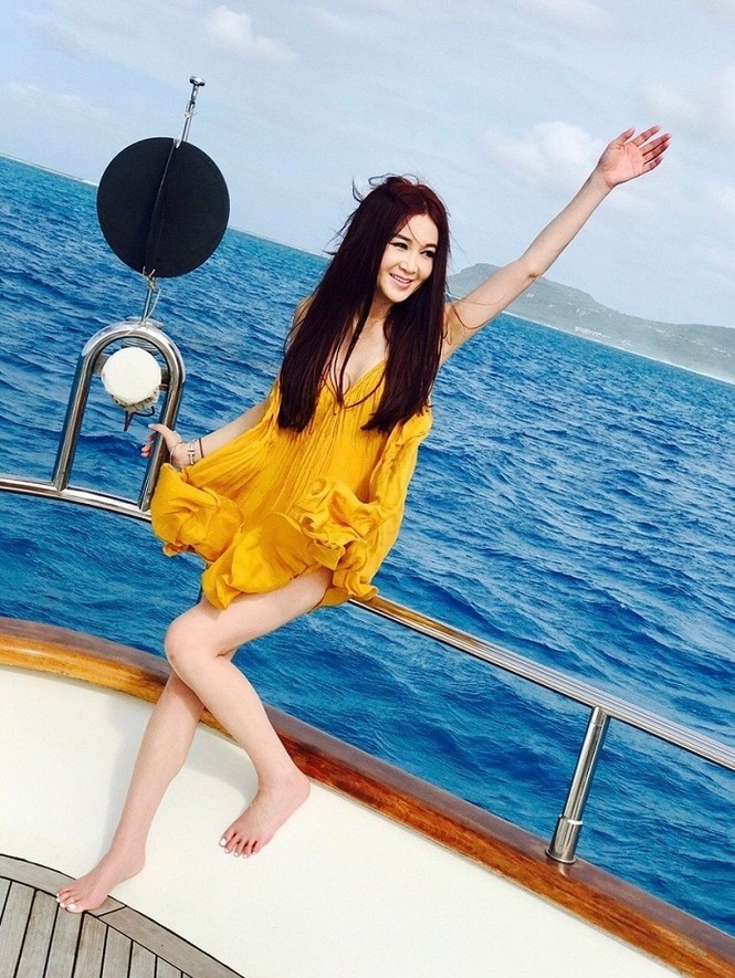 ‘Phan Kim Liên’ Ôn Bích Hà mặc bikini khoe body nuột nà ở tuổi 52 - ảnh 12