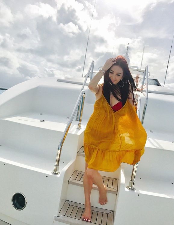 ‘Phan Kim Liên’ Ôn Bích Hà mặc bikini khoe body nuột nà ở tuổi 52 - ảnh 13
