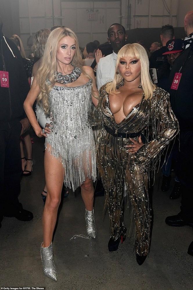 Paris Hilton diện bodysuit sexy tự tin sải bước trên sàn catwalk - ảnh 4