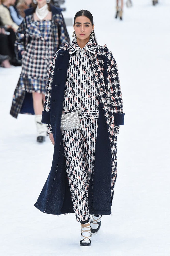 Dàn người mẫu bật khóc trong show cuối cùng của huyền thoại Karl Lagerfeld - ảnh 17