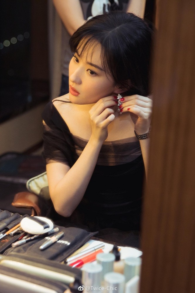 Lưu Diệc Phi tái xuất đẹp mê mẩn khó rời mắt - ảnh 3