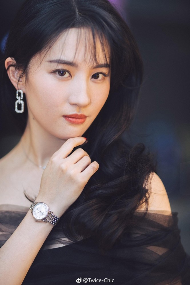 Lưu Diệc Phi tái xuất đẹp mê mẩn khó rời mắt - ảnh 5