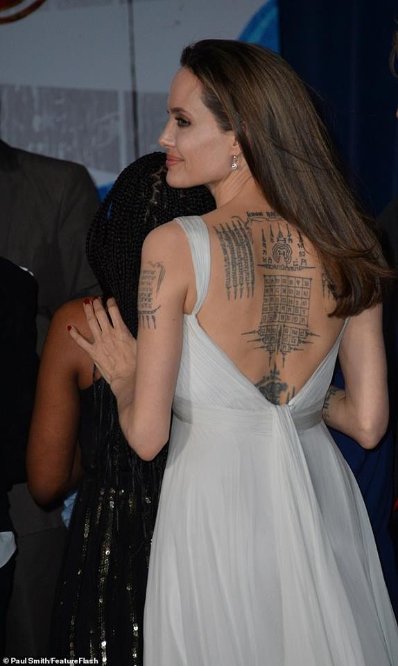 Angelina Jolie diện đầm khoét lộ hình xăm kín lưng cùng các con đi sự kiện - ảnh 2