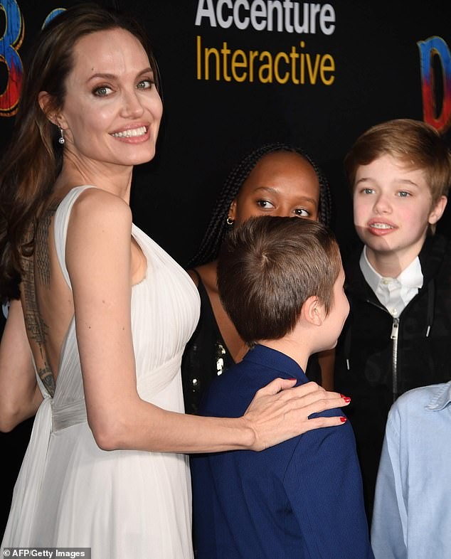 Angelina Jolie diện đầm khoét lộ hình xăm kín lưng cùng các con đi sự kiện - ảnh 3