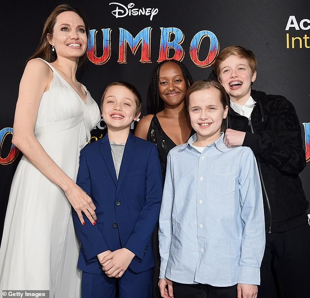 Angelina Jolie diện đầm khoét lộ hình xăm kín lưng cùng các con đi sự kiện - ảnh 4