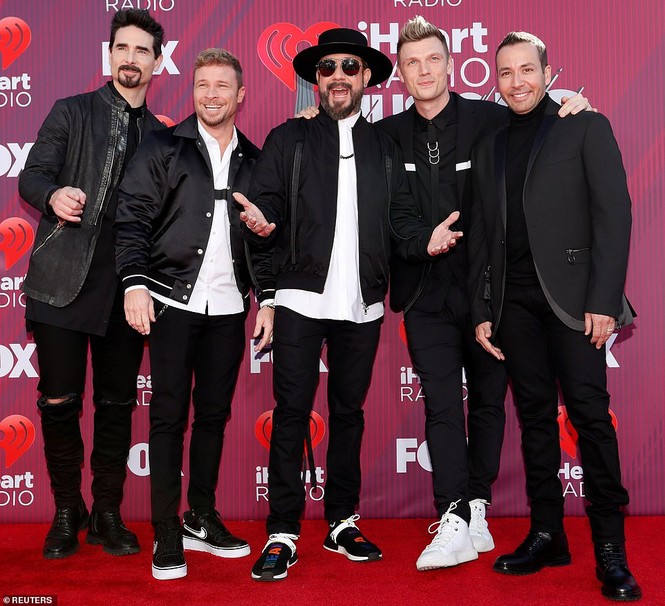 Dàn sao xúng xính váy áo gợi cảm trên thảm đỏ iHeartRadio - ảnh 12