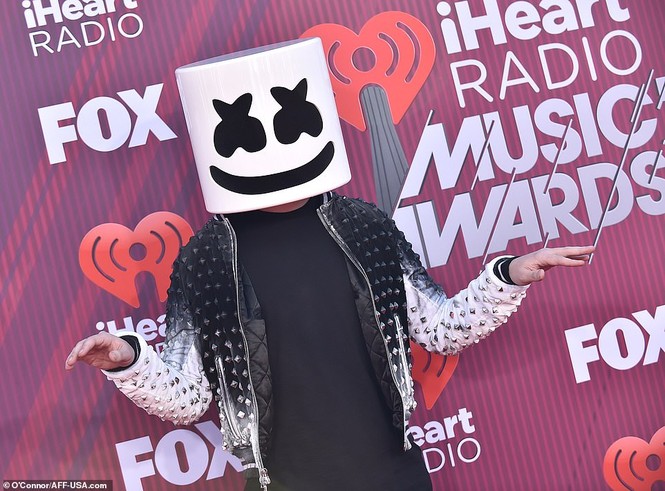 Dàn sao xúng xính váy áo gợi cảm trên thảm đỏ iHeartRadio - ảnh 19