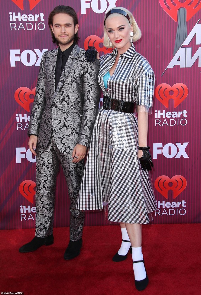 Dàn sao xúng xính váy áo gợi cảm trên thảm đỏ iHeartRadio - ảnh 2