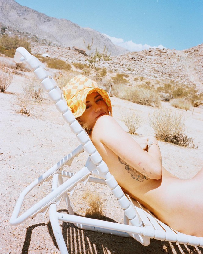 Miley Cyrus khỏa thân tắm nắng giữa sa mạc - ảnh 2
