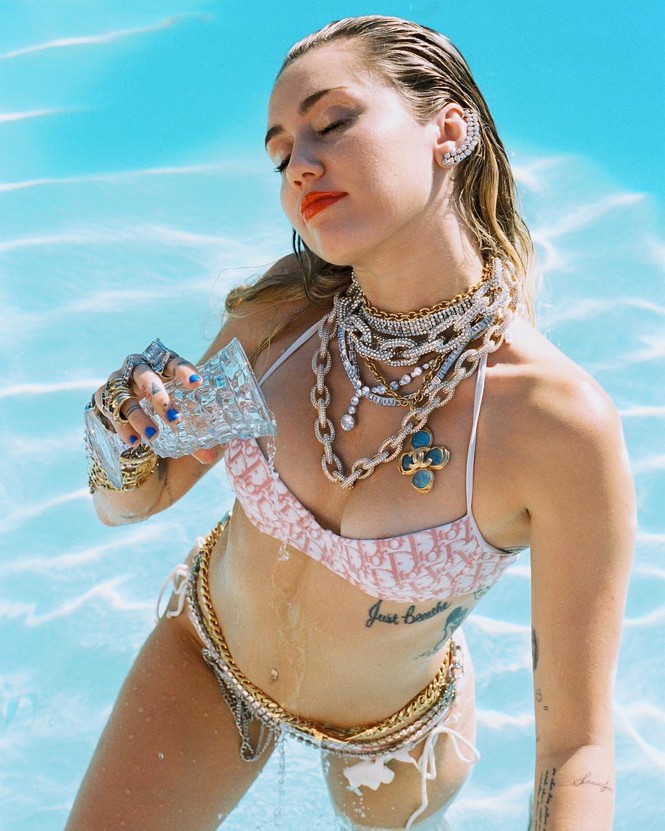 Miley Cyrus khỏa thân tắm nắng giữa sa mạc - ảnh 4