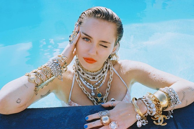 Miley Cyrus khỏa thân tắm nắng giữa sa mạc - ảnh 6
