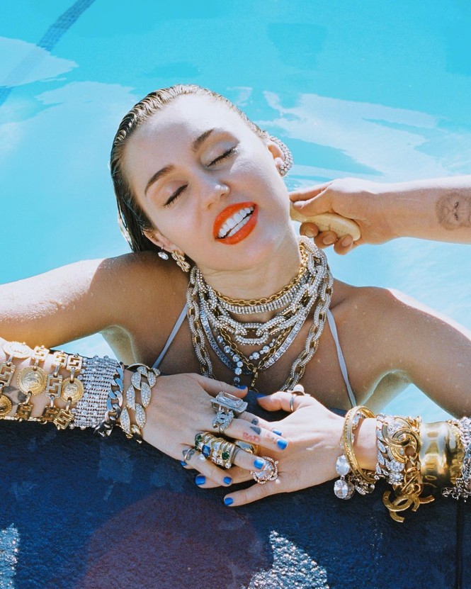 Miley Cyrus khỏa thân tắm nắng giữa sa mạc - ảnh 8