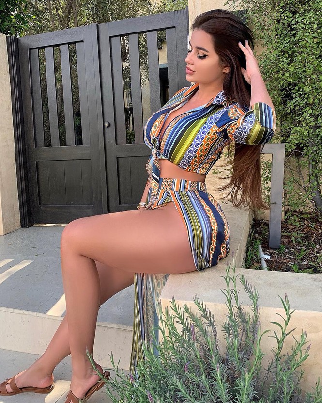 Đường cong hút mắt của ‘Kim Kardashian phiên bản Nga’ - ảnh 5