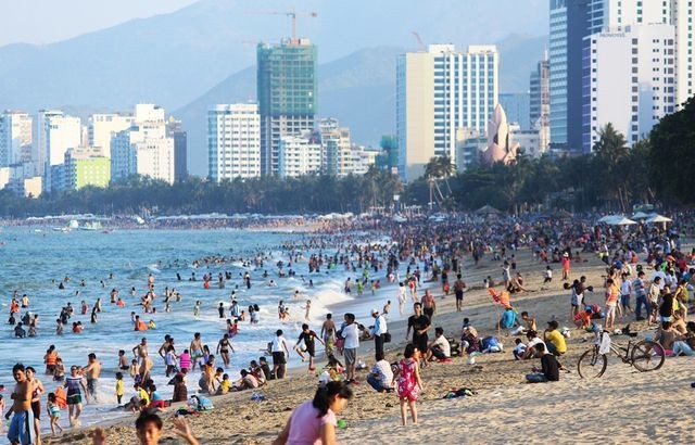 Khách sạn “cháy” phòng, giá vé máy bay tăng gấp đôi dịp nghỉ lễ - ảnh 1