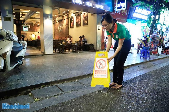 Phạt đến 7 triệu đồng hành vi vứt rác bừa bãi tại phố đi bộ hồ Hoàn Kiếm - ảnh 1