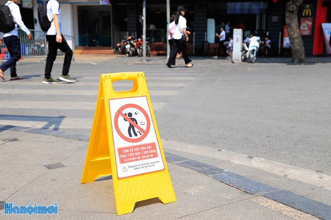 Phạt đến 7 triệu đồng hành vi vứt rác bừa bãi tại phố đi bộ hồ Hoàn Kiếm - ảnh 3