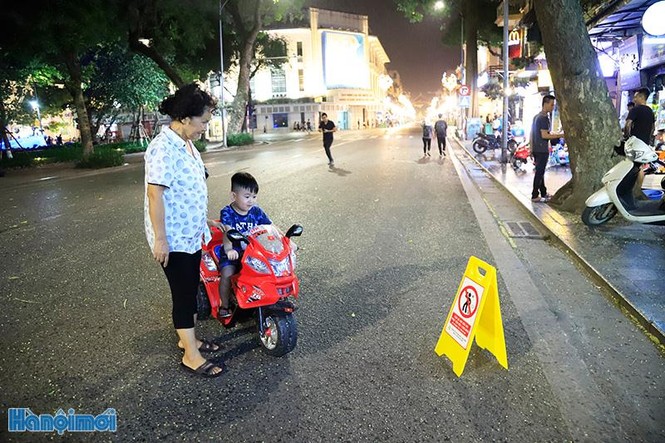 Phạt đến 7 triệu đồng hành vi vứt rác bừa bãi tại phố đi bộ hồ Hoàn Kiếm - ảnh 8