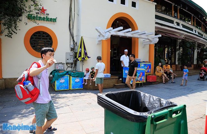 Phạt đến 7 triệu đồng hành vi vứt rác bừa bãi tại phố đi bộ hồ Hoàn Kiếm - ảnh 9