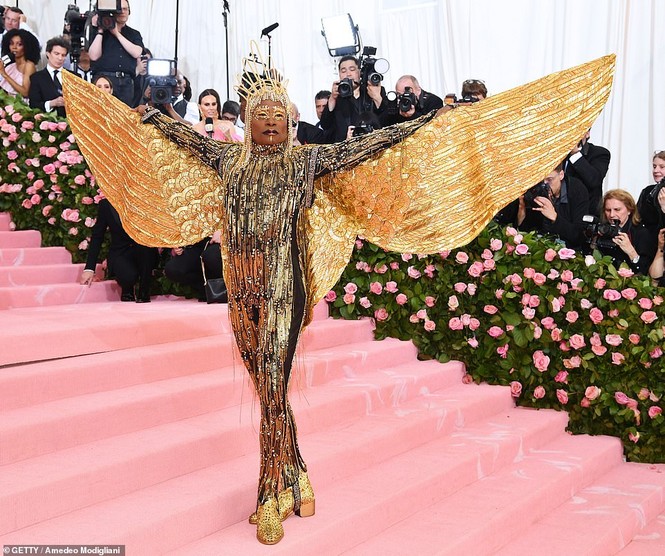 ‘Choáng’ với những bộ cánh kỳ quái nhất thảm đỏ Met Gala 2019 - ảnh 6