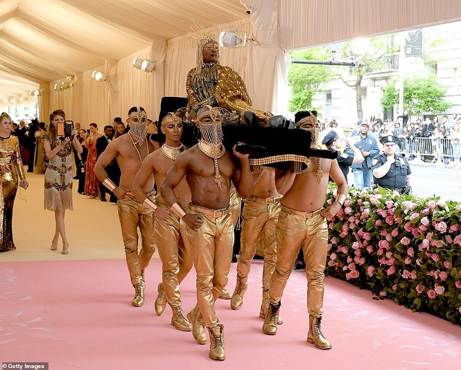 ‘Choáng’ với những bộ cánh kỳ quái nhất thảm đỏ Met Gala 2019 - ảnh 5