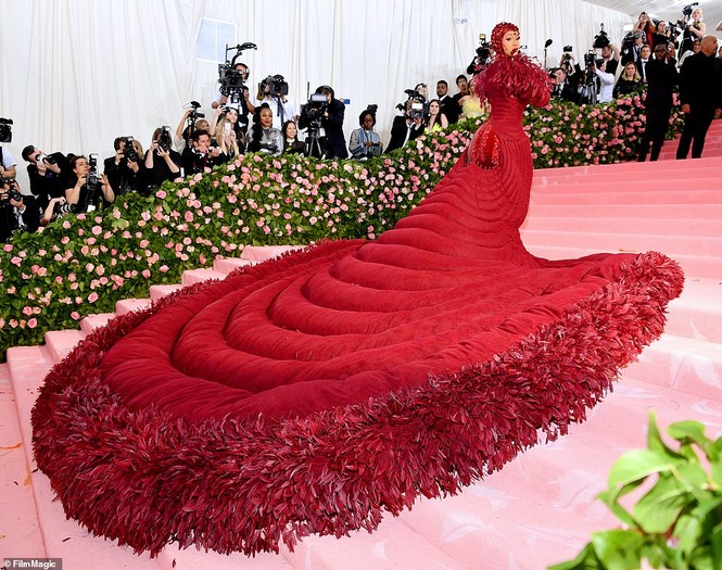 ‘Choáng’ với những bộ cánh kỳ quái nhất thảm đỏ Met Gala 2019 - ảnh 1