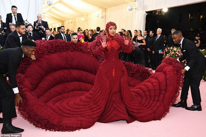 ‘Choáng’ với những bộ cánh kỳ quái nhất thảm đỏ Met Gala 2019 - ảnh 2