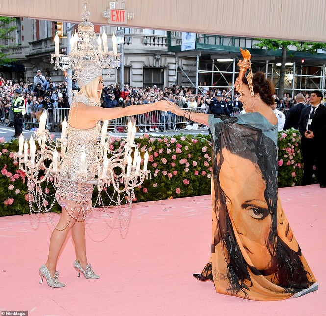 ‘Choáng’ với những bộ cánh kỳ quái nhất thảm đỏ Met Gala 2019 - ảnh 4