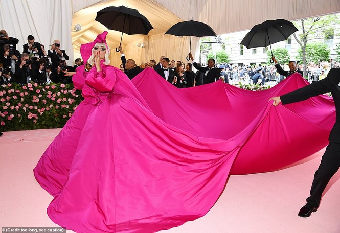 ‘Choáng’ với những bộ cánh kỳ quái nhất thảm đỏ Met Gala 2019 - ảnh 7