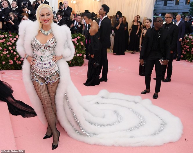 Loạt mỹ nhân chuộng mốt không nội y, xuyên thấu gây 'náo loạn' Met Gala 2019 - ảnh 7