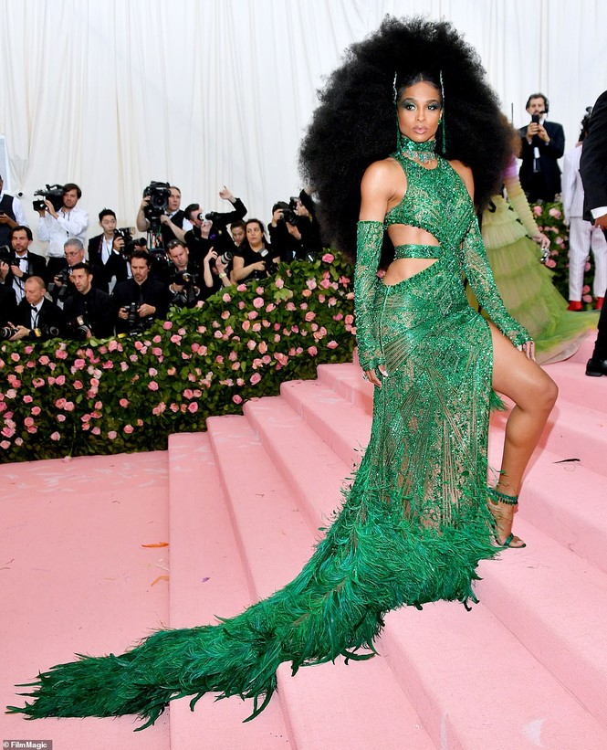 Loạt mỹ nhân chuộng mốt không nội y, xuyên thấu gây 'náo loạn' Met Gala 2019 - ảnh 14