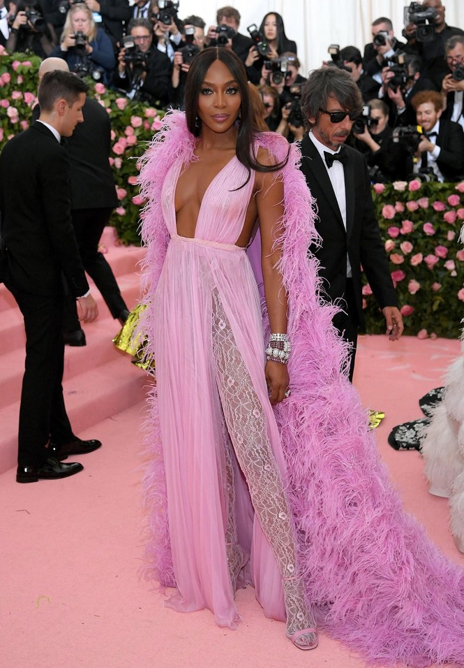 Loạt mỹ nhân chuộng mốt không nội y, xuyên thấu gây 'náo loạn' Met Gala 2019 - ảnh 11