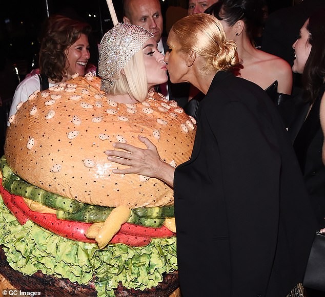 Diva Celine Dion hôn môi Katy Perry gây bất ngờ - ảnh 7