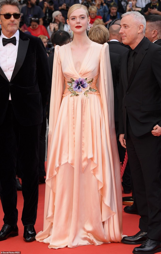 Thảm đỏ Cannes ngày 1: Selena Gomez, ‘thiên thần’ Hà Lan gợi cảm nổi bật - ảnh 6
