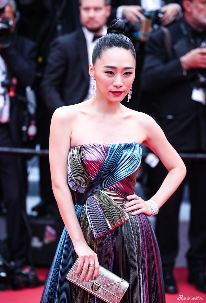 Củng Lợi, Lưu Đào sang trọng, nghệ sĩ vô danh bị đuổi khéo trên thảm đỏ Cannes - ảnh 12