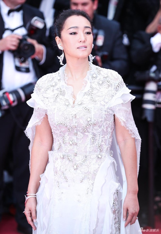 Củng Lợi, Lưu Đào sang trọng, nghệ sĩ vô danh bị đuổi khéo trên thảm đỏ Cannes - ảnh 1