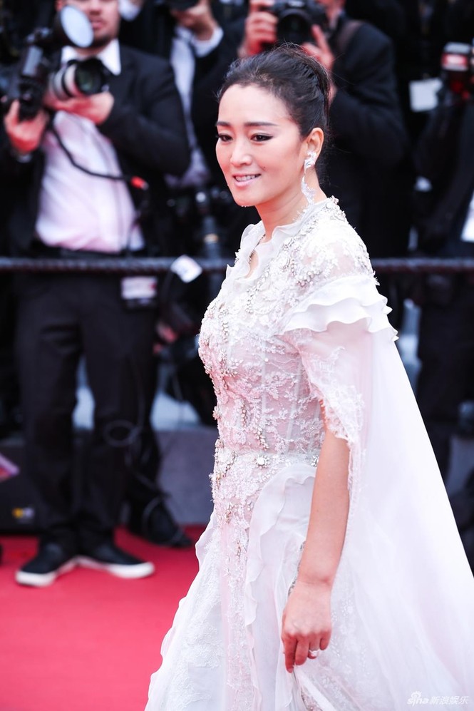 Củng Lợi, Lưu Đào sang trọng, nghệ sĩ vô danh bị đuổi khéo trên thảm đỏ Cannes - ảnh 2