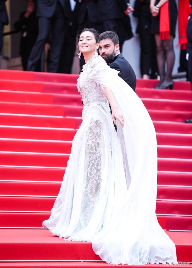 Củng Lợi, Lưu Đào sang trọng, nghệ sĩ vô danh bị đuổi khéo trên thảm đỏ Cannes - ảnh 3
