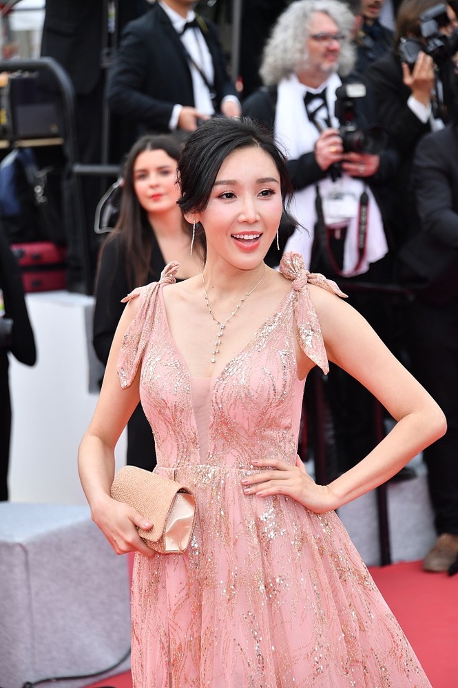 Loạt nghệ sĩ vô danh Trung Quốc khoe thân, làm lố trên thảm đỏ Cannes - ảnh 10