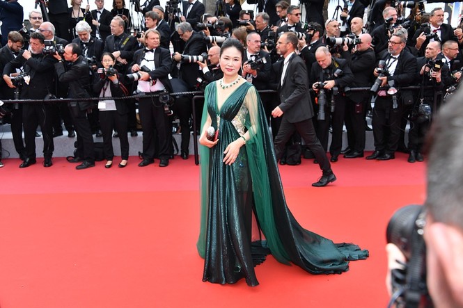 Loạt nghệ sĩ vô danh Trung Quốc khoe thân, làm lố trên thảm đỏ Cannes - ảnh 12