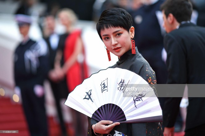 Loạt nghệ sĩ vô danh Trung Quốc khoe thân, làm lố trên thảm đỏ Cannes - ảnh 5
