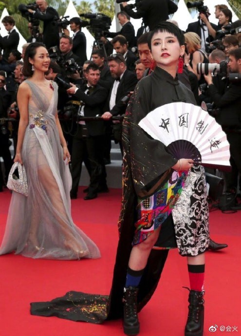 Loạt nghệ sĩ vô danh Trung Quốc khoe thân, làm lố trên thảm đỏ Cannes - ảnh 6