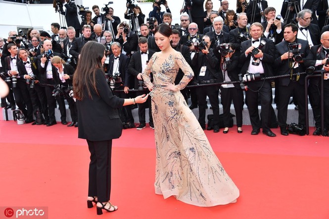Loạt nghệ sĩ vô danh Trung Quốc khoe thân, làm lố trên thảm đỏ Cannes - ảnh 2
