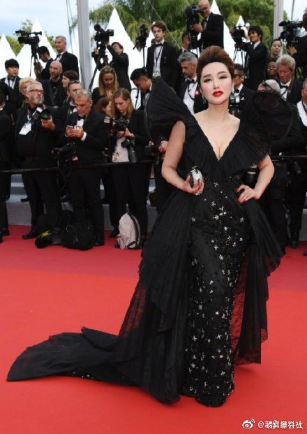 Loạt nghệ sĩ vô danh Trung Quốc khoe thân, làm lố trên thảm đỏ Cannes - ảnh 8