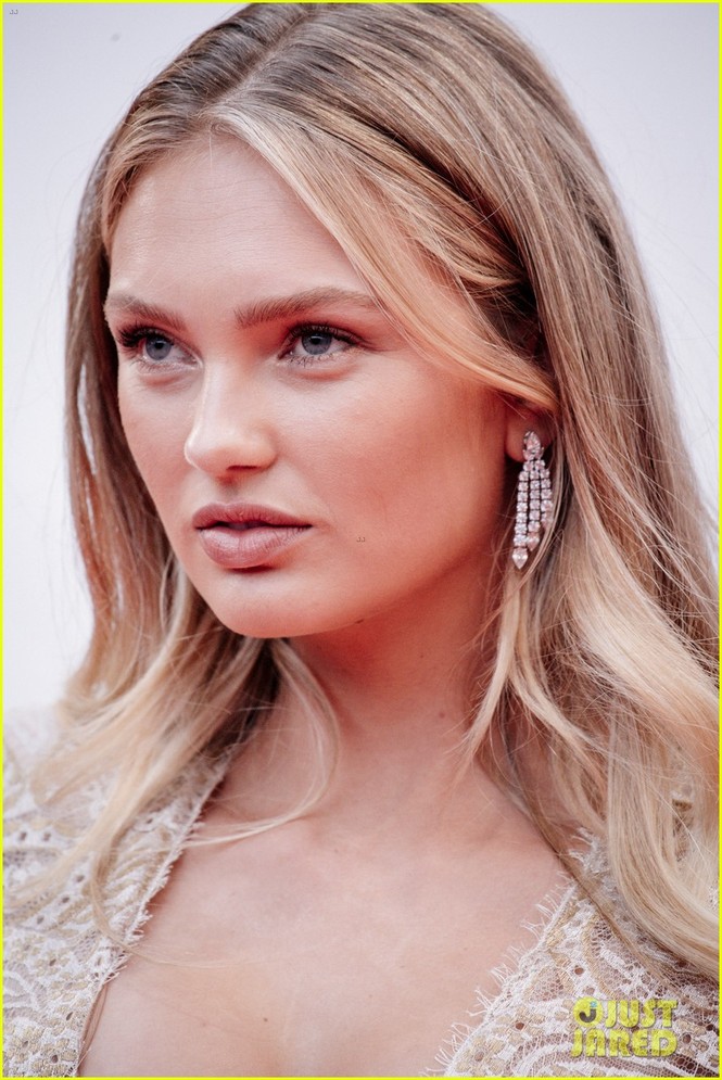 ‘Thiên thần’ Romee Strijd diện đầm xuyên thấu, khoe vòng 1 nóng bỏng - ảnh 9