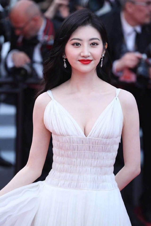 ‘Thuốc độc phòng vé’ Cảnh Điềm phô ngực đầy trên thảm đỏ Cannes - ảnh 2